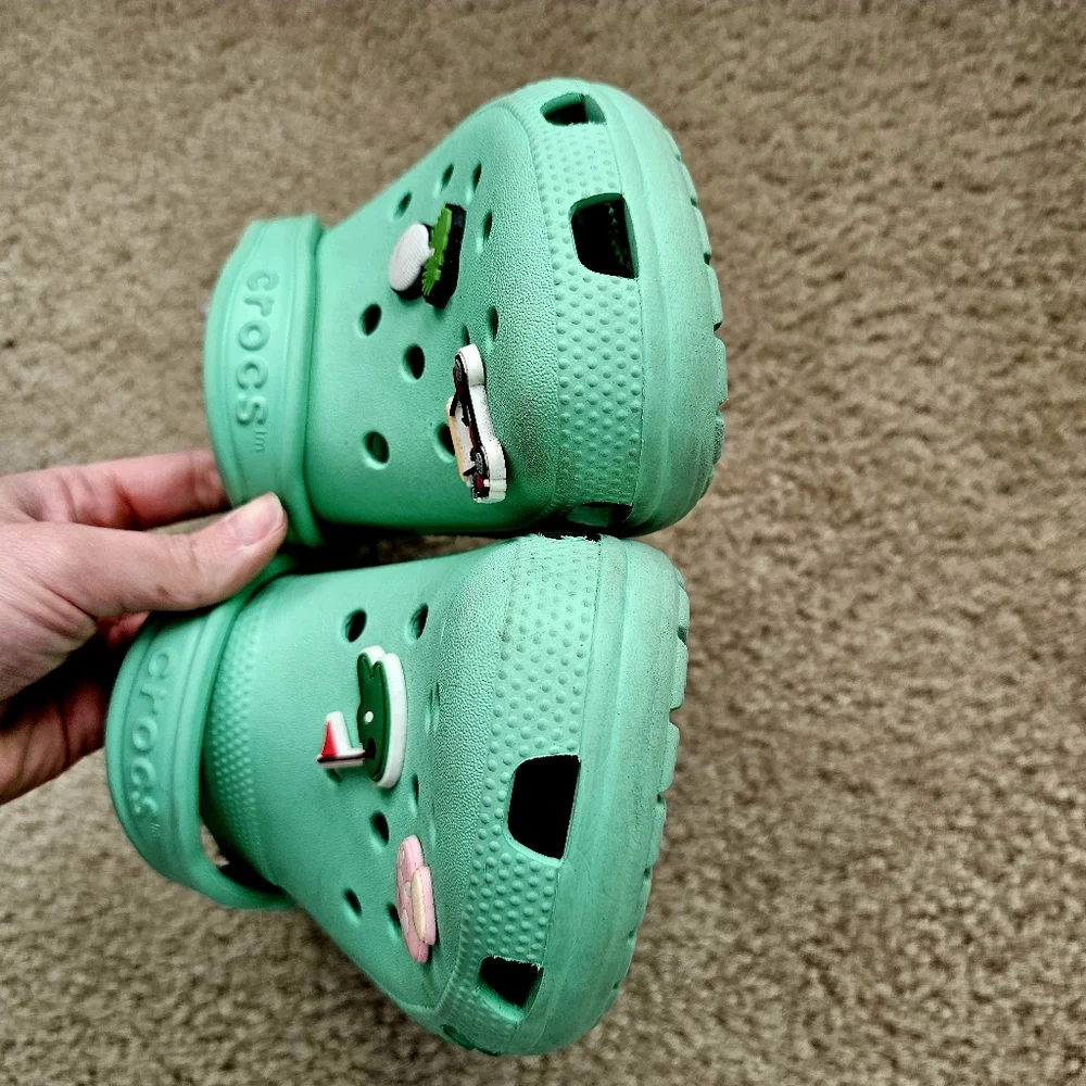 Crocs classic clogs mint green golf jibbitz youth size 5 womens size 7